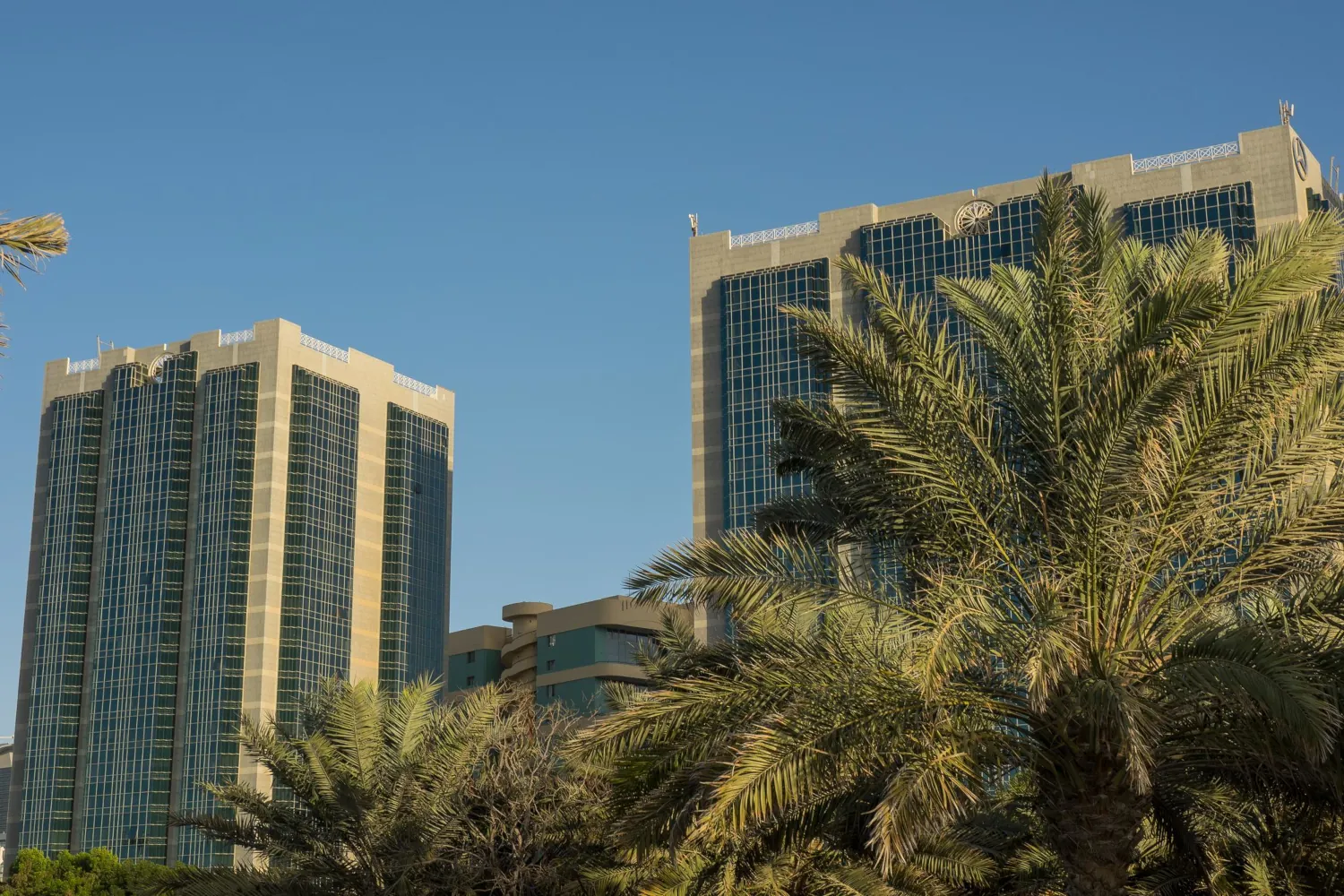 dubai-abu-dhabi_1150964-17540